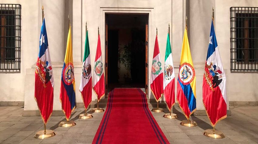 Banderas de Chile, Colombia, México y Perú a los costados de una entrada.